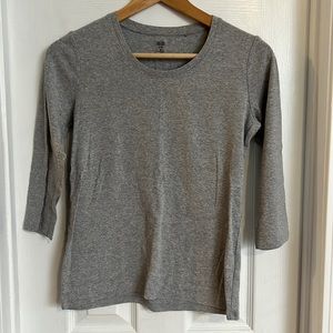 Uniqlo. Medium. Gray 3/4 sleeve T-shirt.
